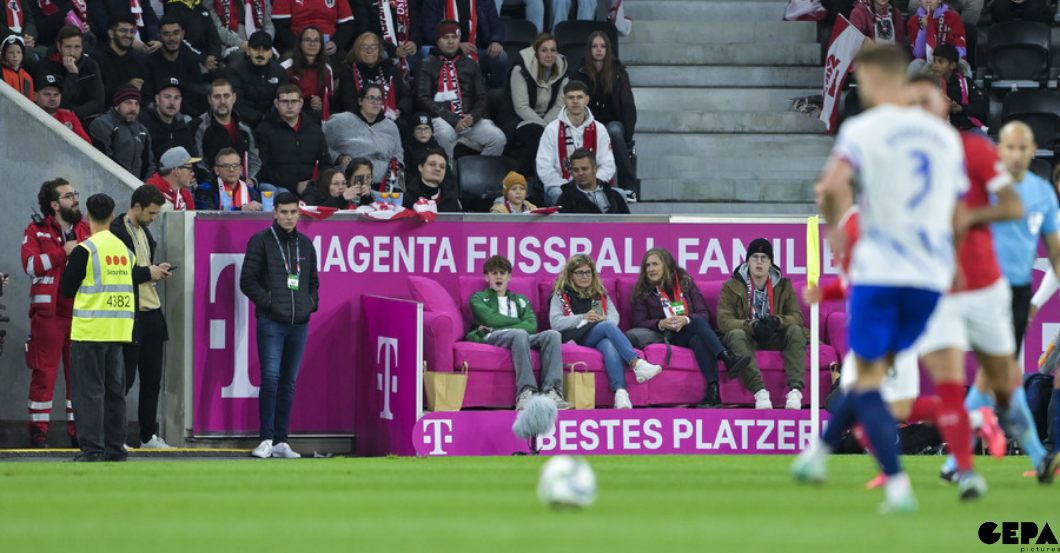 Magenta Fanbankerl bei ÖFB-Spiel
