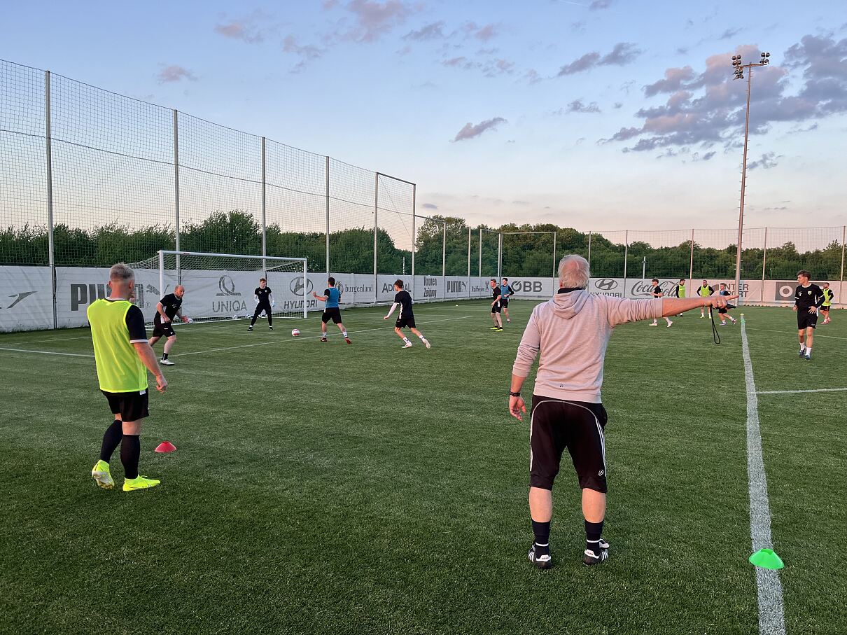 Der FC Winden am See beim Training mit Markus Schopp am ÖFB-Campus