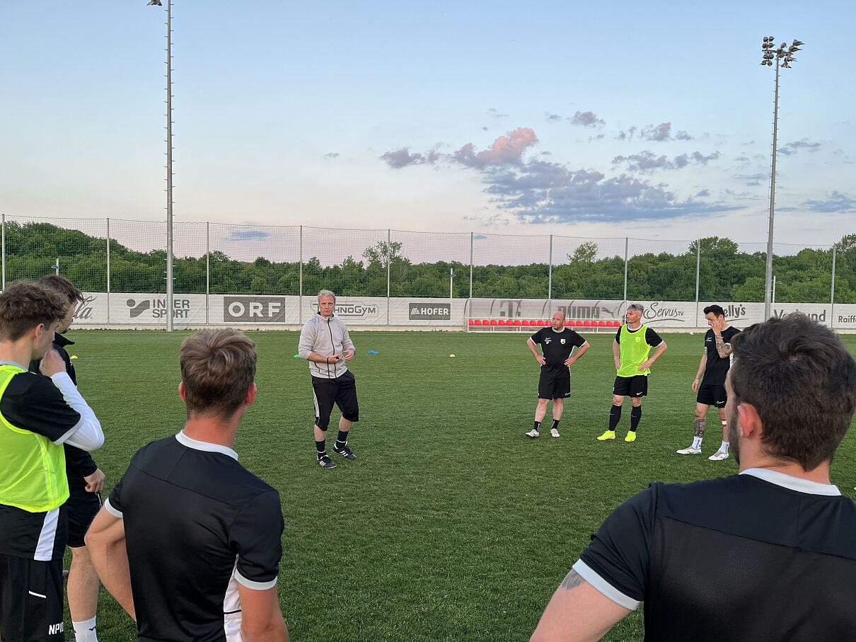 Der FC Winden am See beim Training mit Markus Schopp am ÖFB-Campus