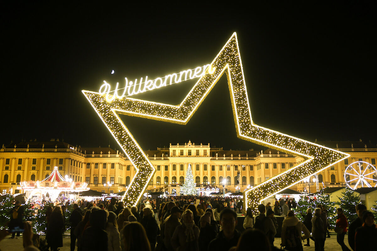 Sternportal am Weihnachtsmarkt Schloss Schönbrunn
