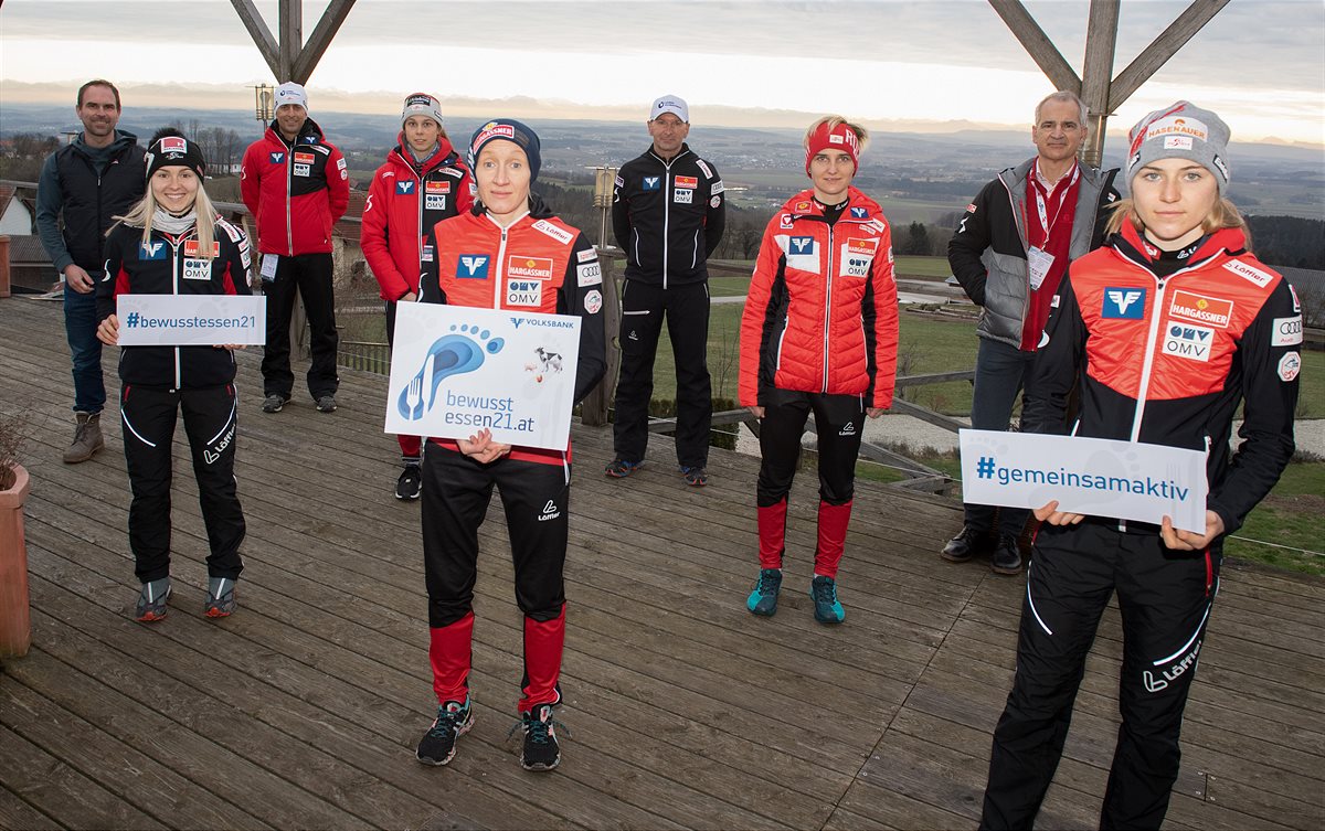 Das ÖSV-Skisprungteam der Damen gemeinsam mit Volksbank und Sporthilfe