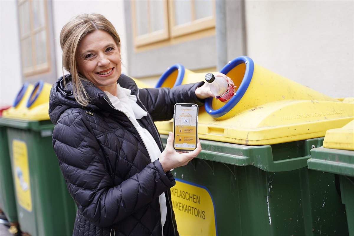 Christa Kummer sammelt mit der RecycleMich-App