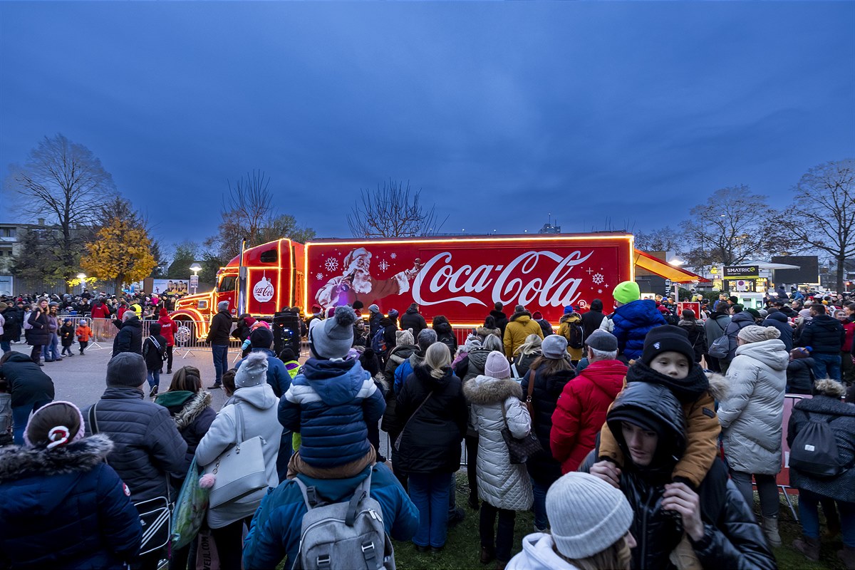 Der Coca-Cola Weihnachtstruck zu Besuch bei McDonalds in Wien