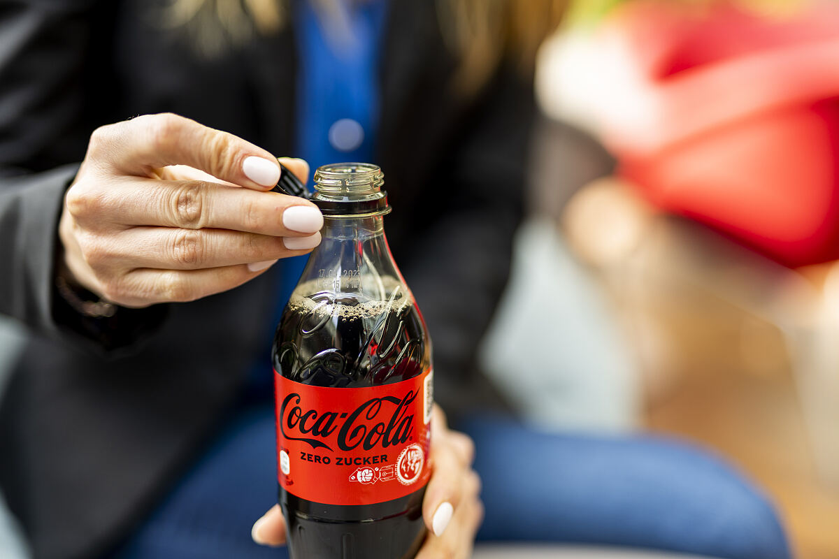 Fix verbundene Verschlüsse bei Coca-Cola PET-Flaschen